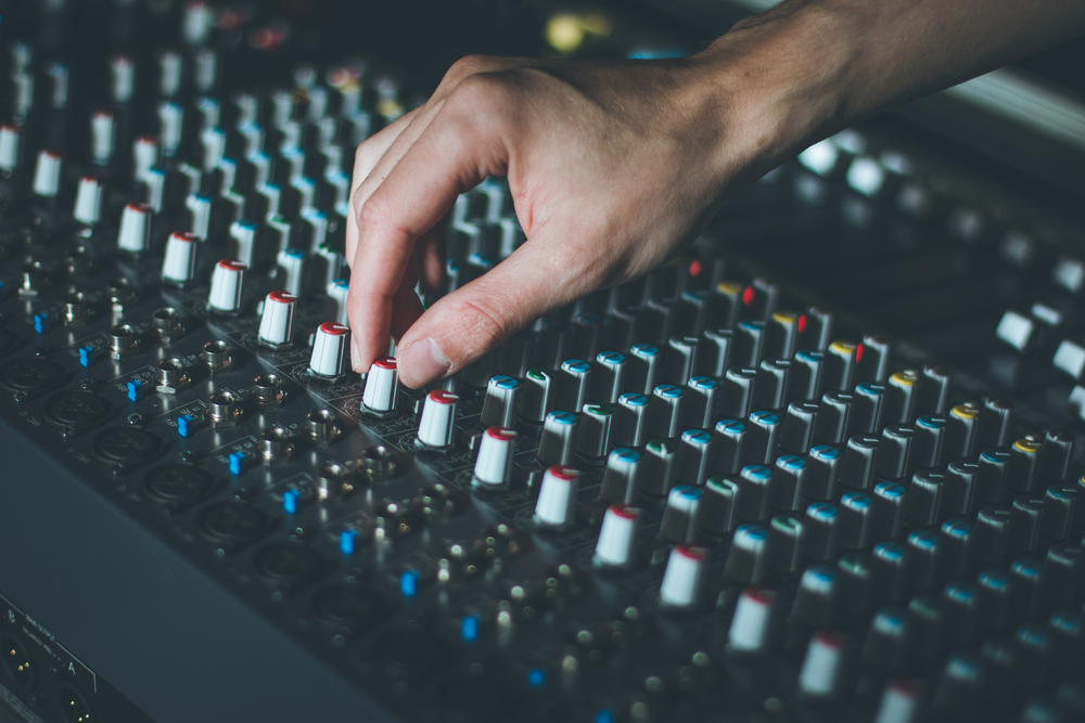 录音室调音台的专业音乐制作与摄影服务